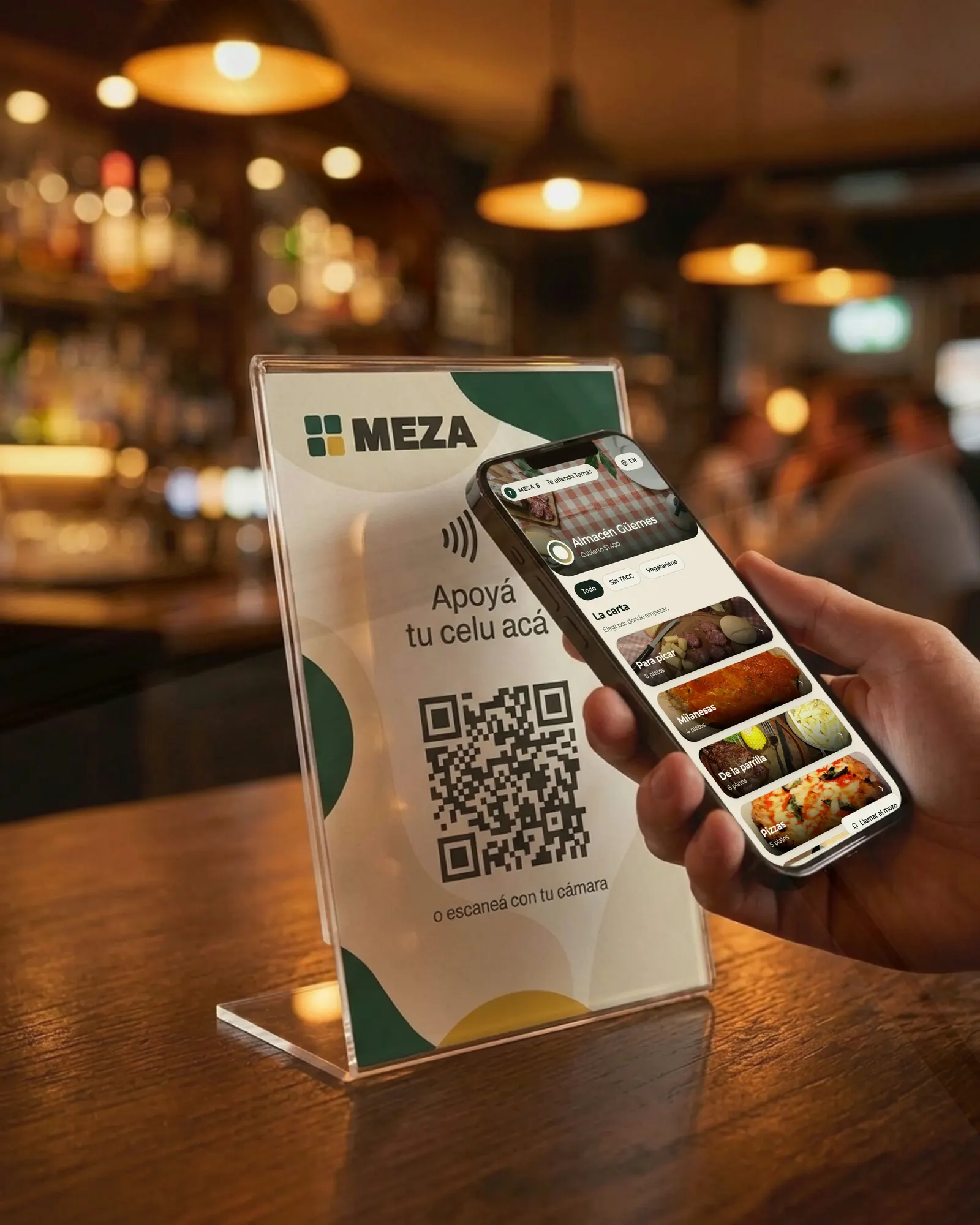 Un cliente apoya el teléfono en el acrílico de Meza y se abre la carta de Almacén Güemes, con la foto de cada categoría
